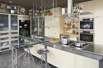 《漫威暗夜之子》玩家角色“猎人”背景历史预告片